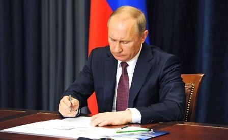 В.Путин подписывает Указ
